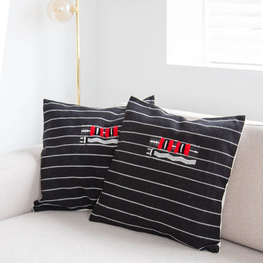 🛋️ Kissenbezug „NAGA“ Schwarz/Rot – Handgewebt, fair & einzigartig 🌿