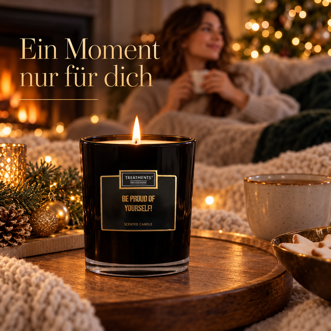 Brennende Duftkerze im gemütlichen Wohnzimmer