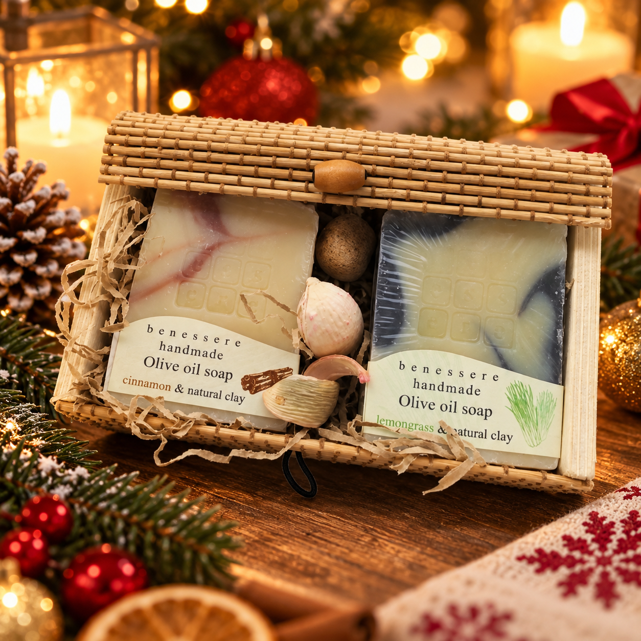 Olivenöl-Seifen Geschenkbox Benessere auf dem weihnachtlichen Tisch
