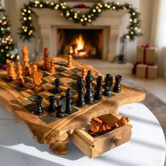 Handgefertigtes Olivenholz Schachspiel mit Wellenrand & rustikalen Beinen